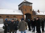 Przed bramą obozu Birkenau